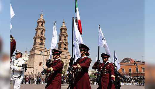 Vuelven a Aguascalientes levitas, hombreras, caponas  y brillantes botonaduras 