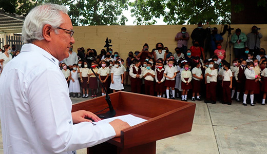 Ramón Jiménez López da banderazo de inicio de clases para el ciclo 2022-2023 en Campeche 