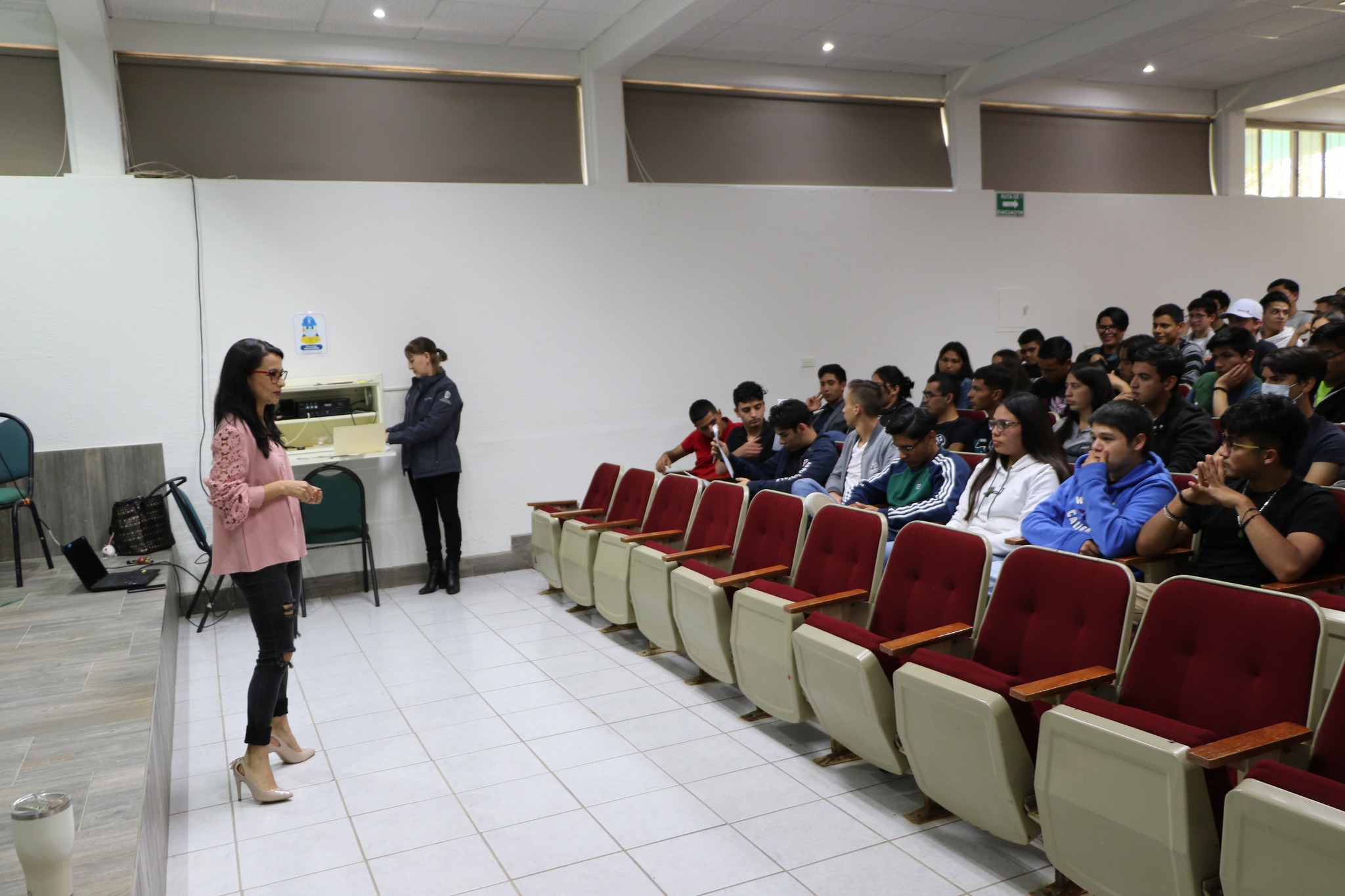 OFRECE PSICÓLOGA TANIA BRAVO CONFERENCIA SOBRE AUTOESTIMA