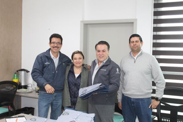 Entrega Direccion del TecNM Cuauhtémoc uniformes a personal de apoyo