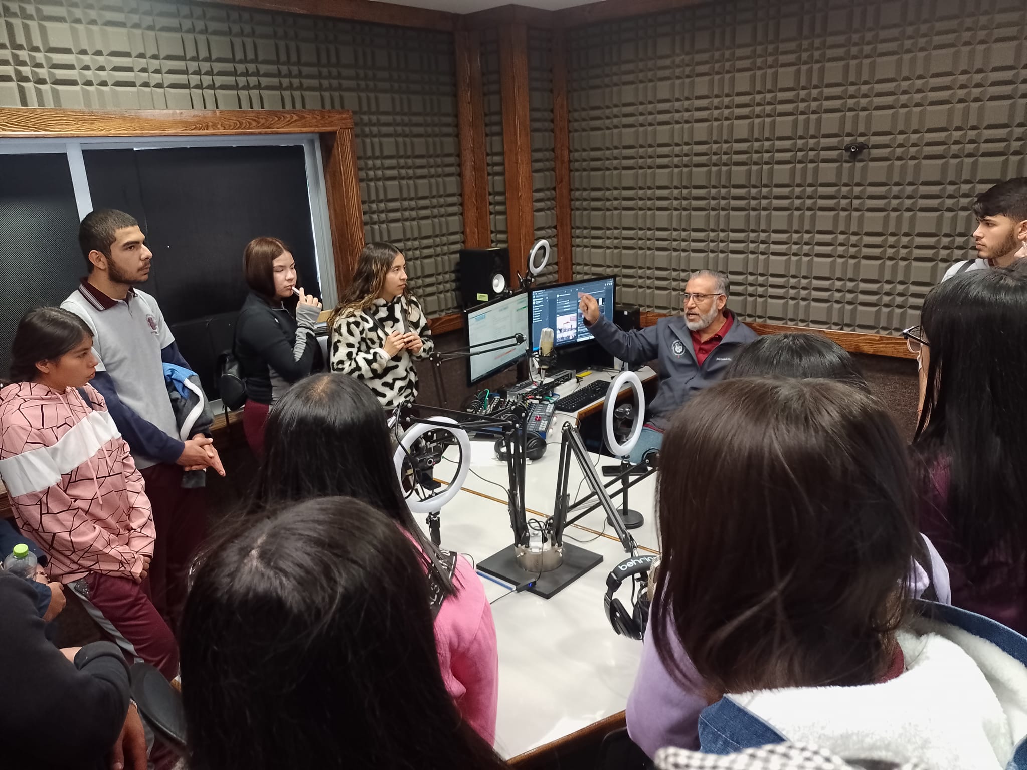 Visitan alumnos de la Preparatoria Maria Comadurán las instalaciónes del Instituto Tecnológico de Cuauhtémoc.