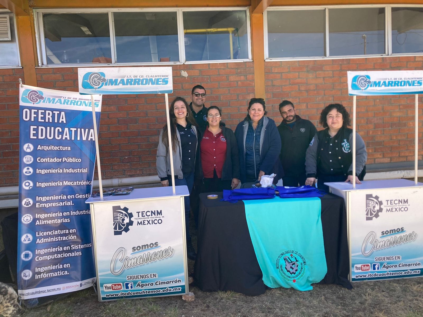 Docentes realizan la promoción de carreras en la Feria Vocacional del Cecyt de San Juanito