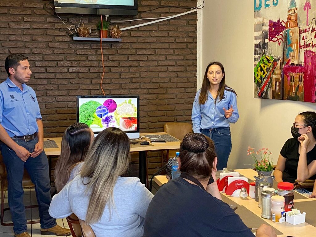 FACILITAN ESTUDIANTES DEL TEC CAPACITACIÓN A PERSONAL DE CAFETERÍA