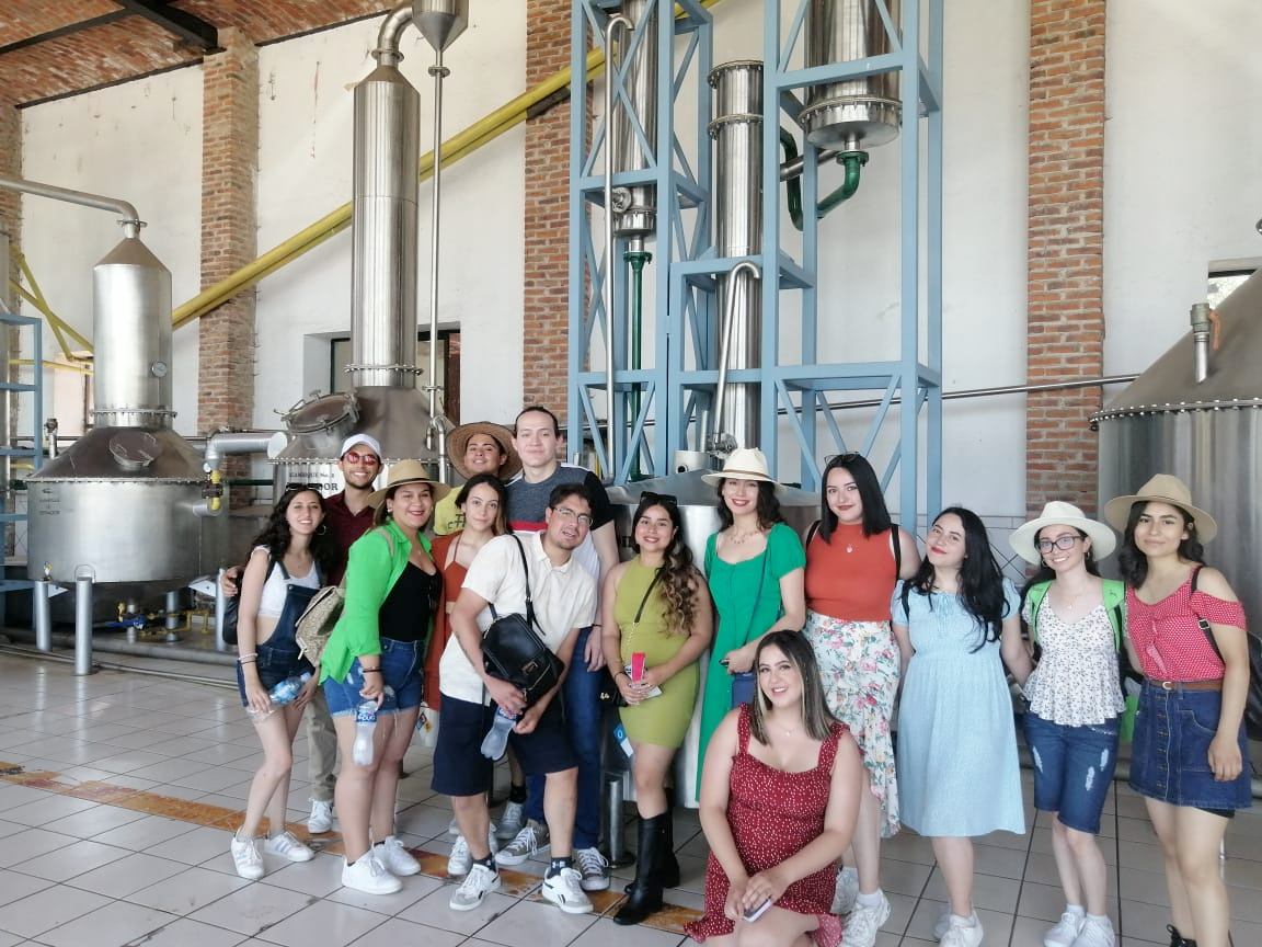 Visitan estudiantes de nuestro instituto Fundidora y productora de agave en Guadalajara