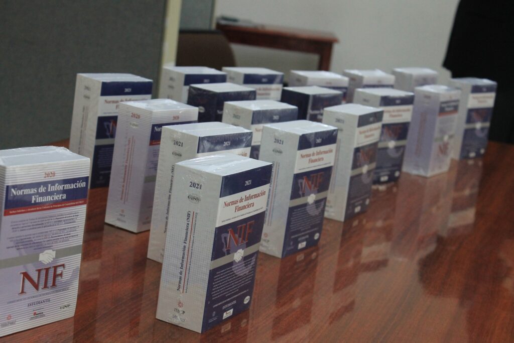 Colegio de Contadores entrega 33 libros al Centro de Información del Instituto Tecnológico de Ciudad Cuauhtémoc.