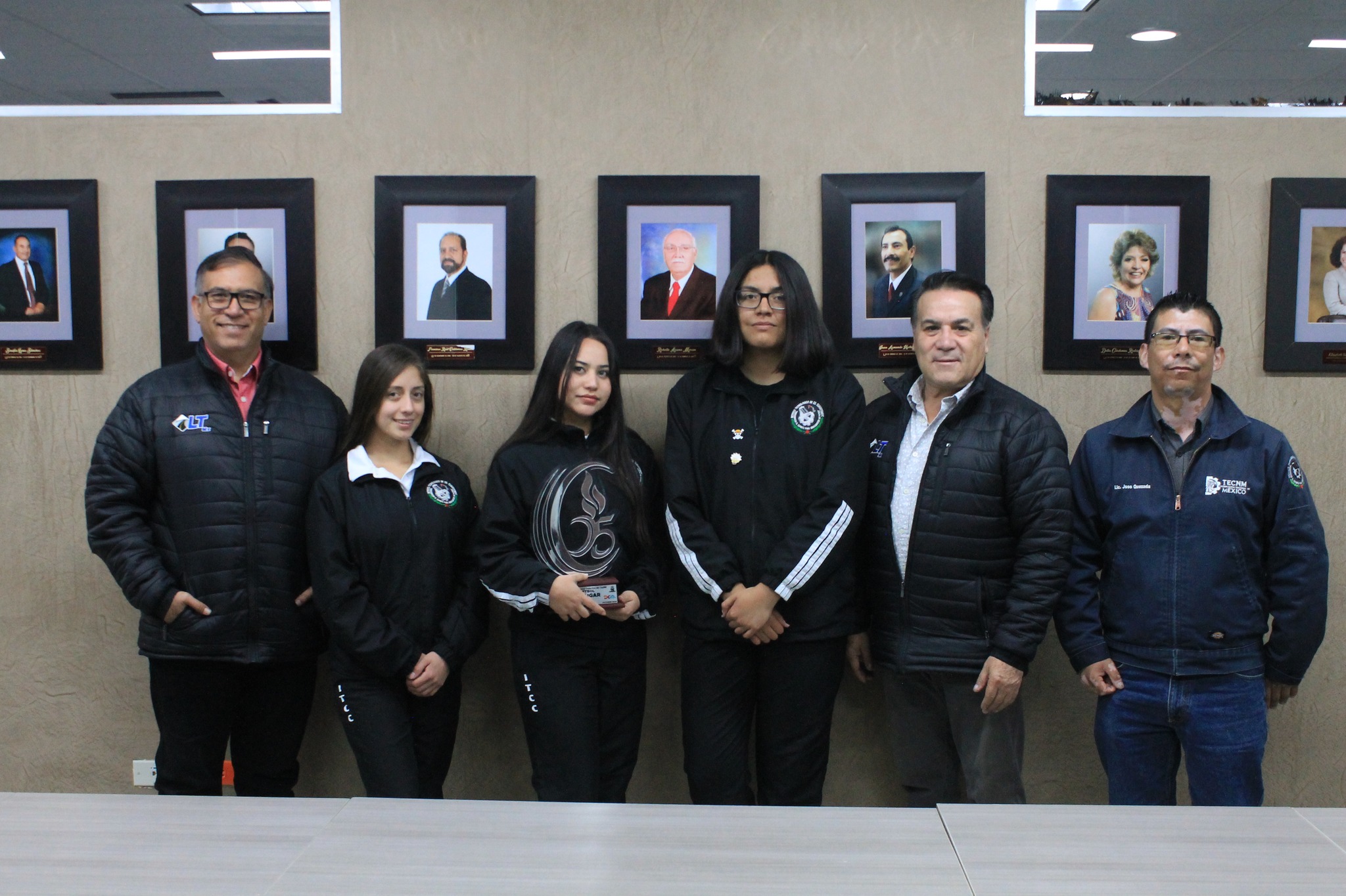 Acuden jovenes ganadoras del evento nacional de ajedrez ante el director del Tecnológico de Cuauhtémoc para hacerle entrega del trofeo