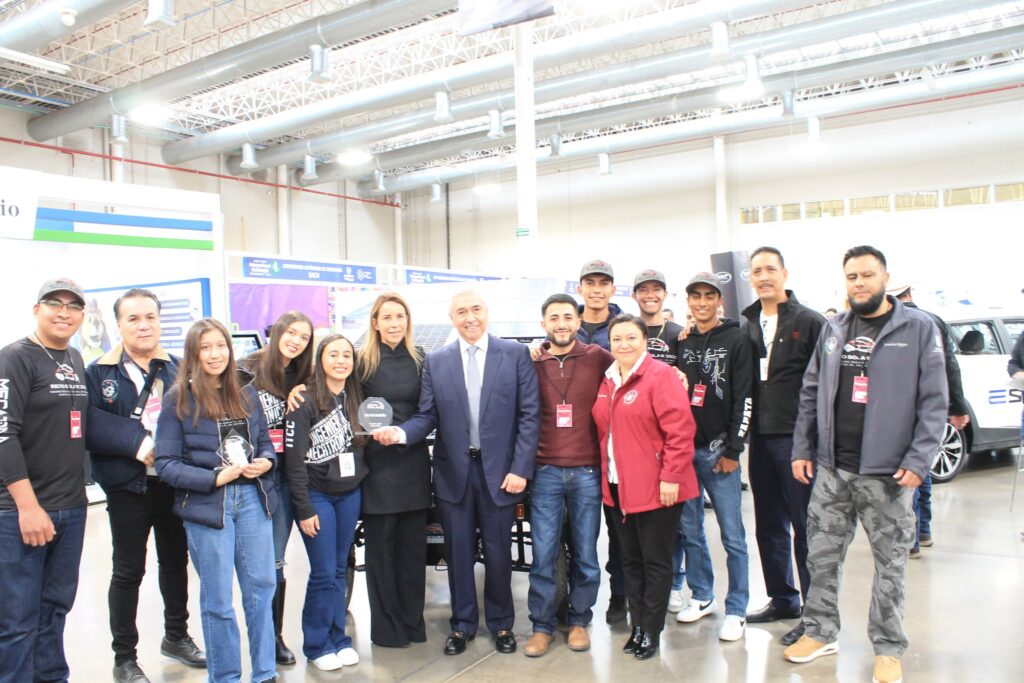 Conduce la gobernadora María Eugenia campos Galván el vehículo solar creado por estudiantes del noveno semestre del Instituto Tecnológico de Ciudad cuauhtémoc