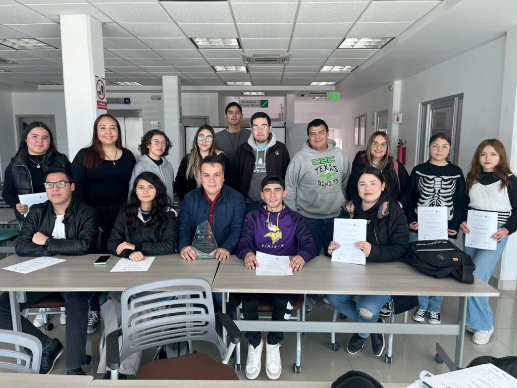 Estudiantes de la Banda de Guerra y Escolta fueron honrados con un merecido reconocimiento por parte de nuestro director, el Arq. Armando Salomón.