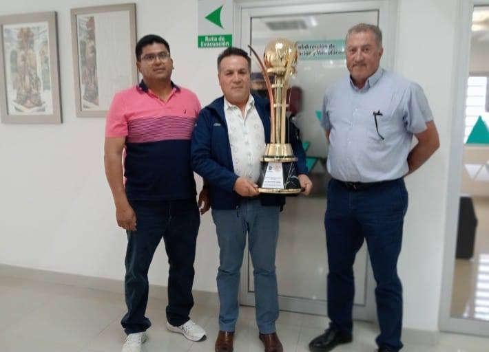 Integrantes del equipo de softbol del Instituto Tecnológico de Ciudad Cuauhtémoc, se preparan para competir después de haber obtenido su pase al Evento Nacional Deportivo del TecNM