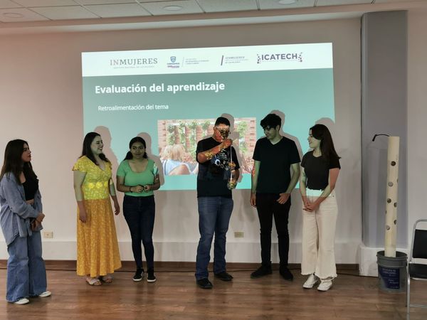 Estudiantes de Ingeniería en Industrias Alimentarias reciben curso especializado sobre beneficios y usos de los huertos verticales.