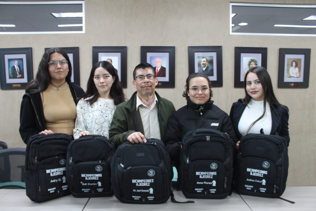 Otorga el Instituto Tecnologico de Cd. Cuauhtémoc reconocimiento a campeón de Salto de Altura y bicampeonas de ajedrez