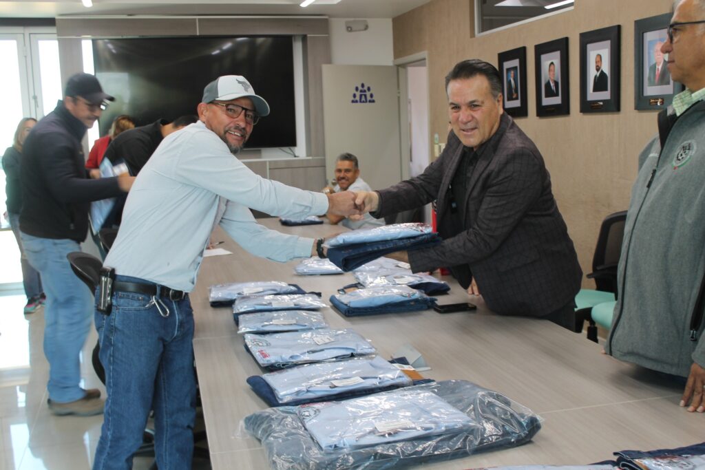 Entregan nuevos uniformes a trabajadores del Instituto Tecnológico de Cd. Cuauhtémoc