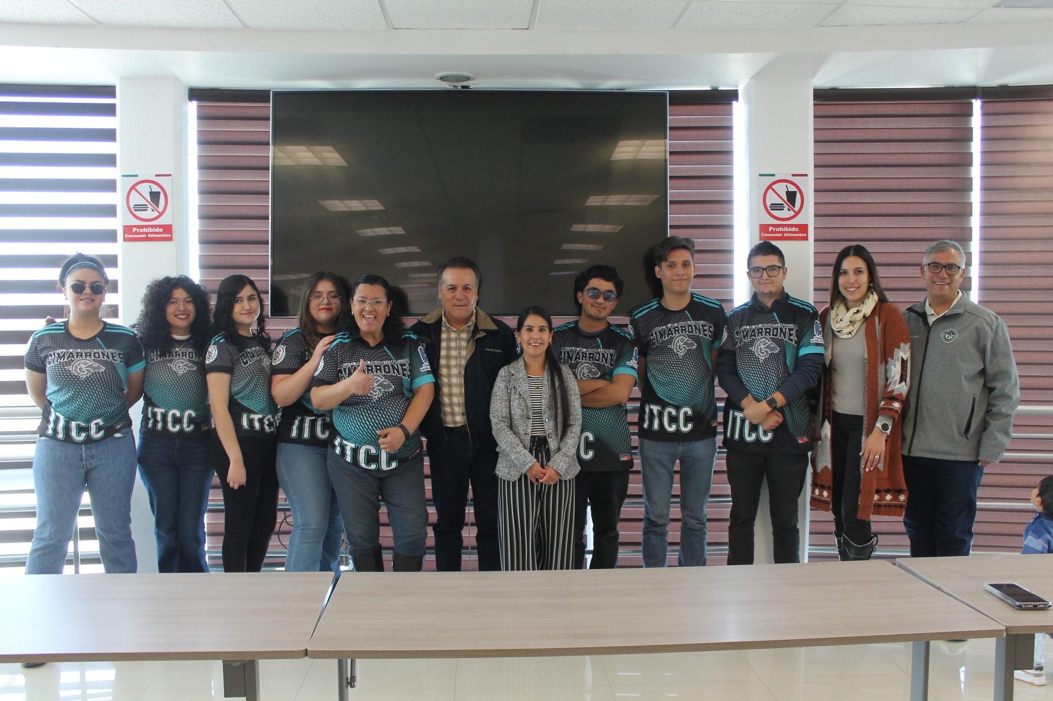 Los 36 integrantes del Club de Lectura del Instituto Tecnológico de Cd. Cuauhtémoc reciben camisetas que los identifica como miembros.